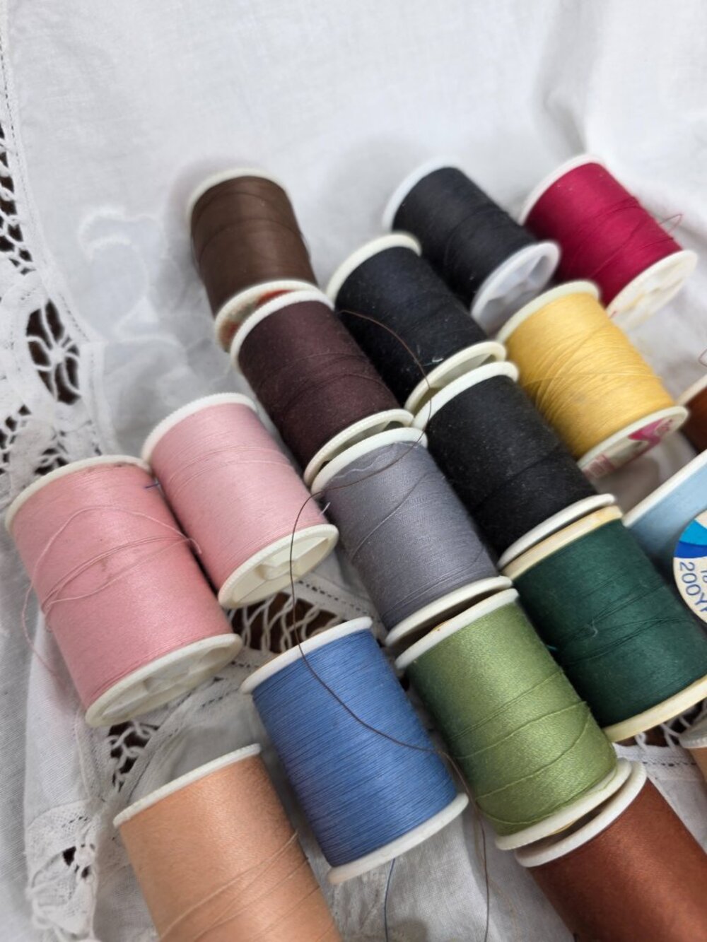 Lot of 40 Talon Thread Multi Color 3 New 37 Used Styrofoam Plastic Spools Vint - Picture 4 of 14
